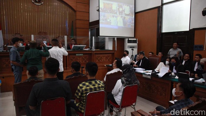 Sederat nama dihadirkan dalam sidang kasus pembunuhan Brigadir N Yosua Hutabarat. Mereka bersaksi untuk Ferdy Sambo dan Putri Candrawathi.