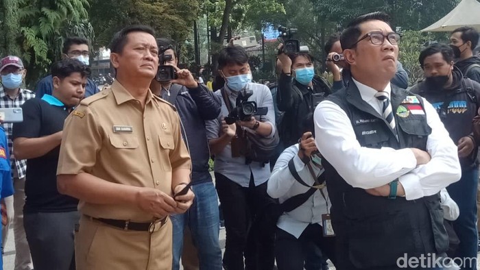 Sekda Kota Bandung Ema Sumarna dan Gubernur Jabar Ridwan Kamil saat meninjau area kebakaran.