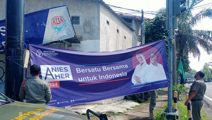 Spanduk Anies Baswedan dan Ganjar Pranowo capres di Solo dicopot