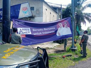 Satpol PP Solo Copoti Spanduk Dukungan Anis-Aher dan Ganjar-Yenny