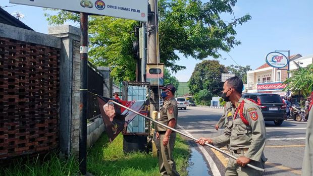Spanduk Anies Baswedan dan Ganjar Pranowo capres di Solo dicopot