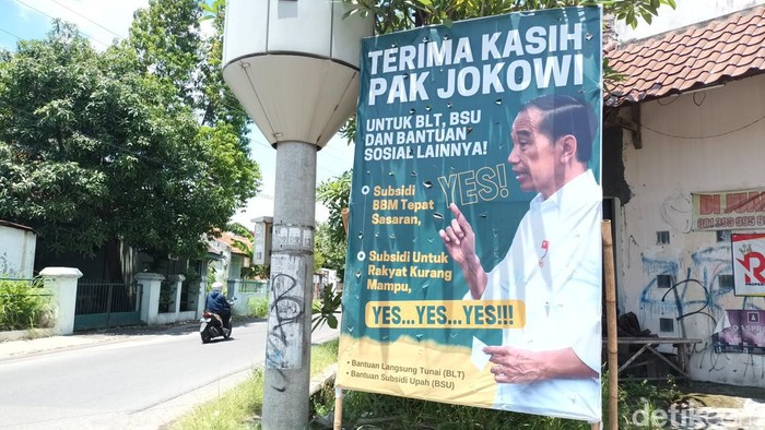 Spanduk ucapan terima kasih kepada Presiden Jokowi di Solo, Selasa (8/11/2022).