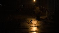 Orang-orang berjalan saat istrik padam di Kyiv, Ukraina, Minggu (6/11/2022) waktu setempat.  