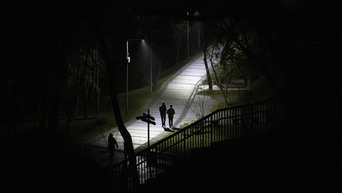 A tram arrives at a tram stop during a blackout in Kyiv, Ukraine, Sunday, Nov. 6, 2022. (AP Photo/Andrew Kravchenko)