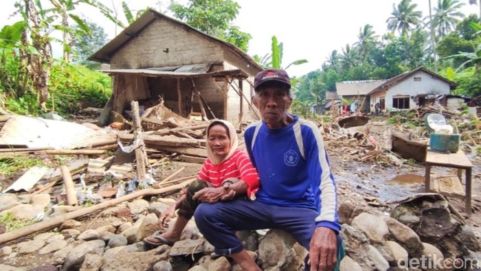 Sujiyono dan Sumiyati, pasutri lansia yang menjadi korban selamat banjir Kalibaru, Banyuwangi