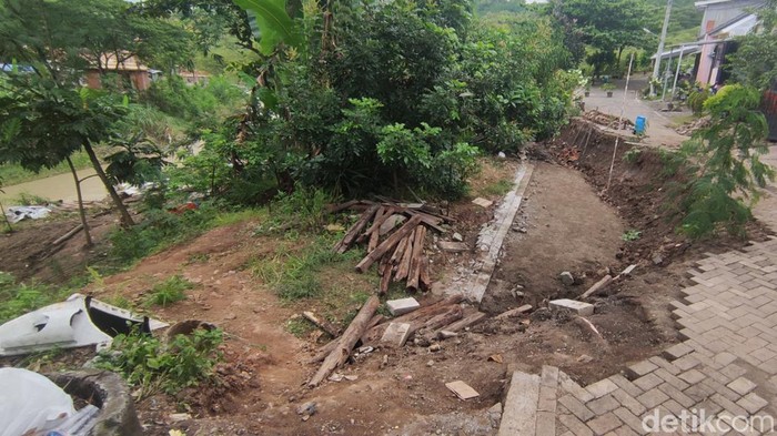 Talud longsor dan jalan amblas di Jl Taman Marigold B1 Semarang, Selasa (8/11/2022).