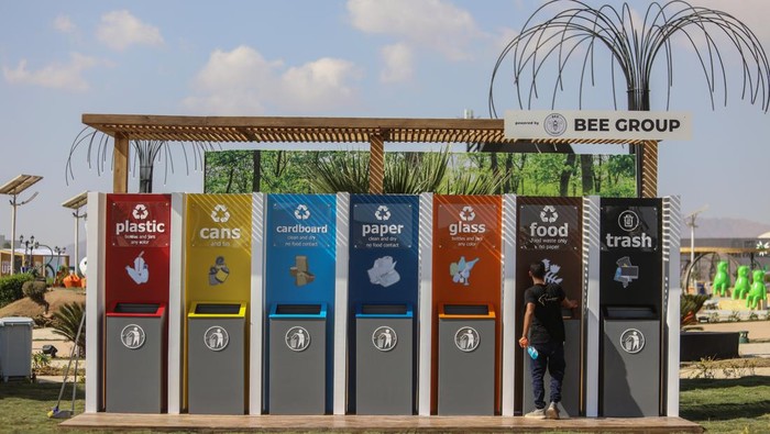 Taman Daur Ulang Meriahkan KTT Iklim COP27 di Mesir SHARM EL SHEIKH, EGYPT - NOVEMBER 7: A monument of #COP27 is seen at the 27th session of the Conference of the Parties to the United Nations Framework Convention of Climate Change (UFCCC) in Sharm El Sheikh, Egypt on November 7, 2022. (Photo by Mohamed Abdel Hamid/Anadolu Agency via Getty Images)