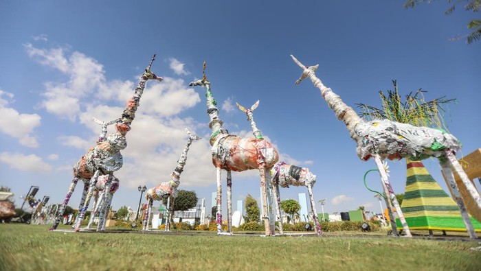 Taman Daur Ulang Meriahkan KTT Iklim COP27 di Mesir SHARM EL SHEIKH, EGYPT - NOVEMBER 7: A monument of #COP27 is seen at the 27th session of the Conference of the Parties to the United Nations Framework Convention of Climate Change (UFCCC) in Sharm El Sheikh, Egypt on November 7, 2022. (Photo by Mohamed Abdel Hamid/Anadolu Agency via Getty Images)