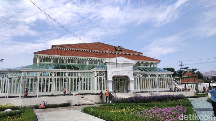 Taman Mangkunegaran Pura Mangkunegaran saat ini sedang melakukan pembangunan taman Mangkunegaran. Pembangunan itu dilakukan di bekas lapangan tenis yang berada di sisi utara barat Pura Mangkunegaran.