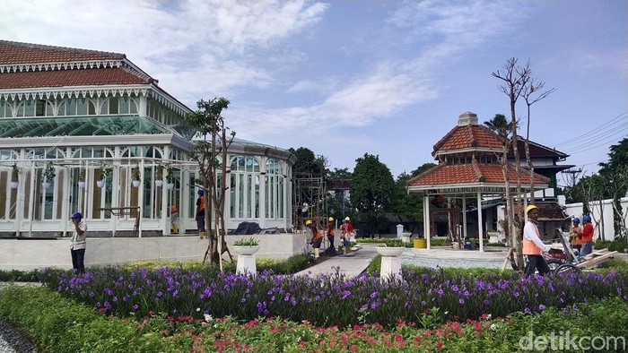 Taman Mangkunegaran Pura Mangkunegaran saat ini sedang melakukan pembangunan taman Mangkunegaran. Pembangunan itu dilakukan di bekas lapangan tenis yang berada di sisi utara barat Pura Mangkunegaran.