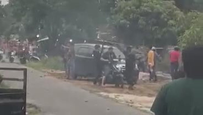 Tangkapan layar video warga menyerang polisi saat menangkap pengedar narkoba di Tulang Bawang, Lampung.