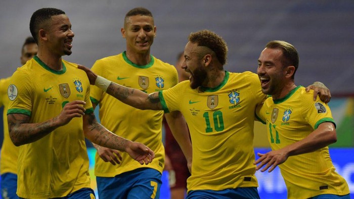 Brazils Neymar (2nd R) celebrates with teammates (L to R) Gabriel Jesus, Richarlison and Everton Ribeiro after scoring against Venezuela during the Conmebol Copa America 2021 football tournament group phase match at the Mane Garrincha Stadium in Brasilia on June 13, 2021. (Photo by NELSON ALMEIDA / AFP) (Photo by NELSON ALMEIDA/AFP via Getty Images)