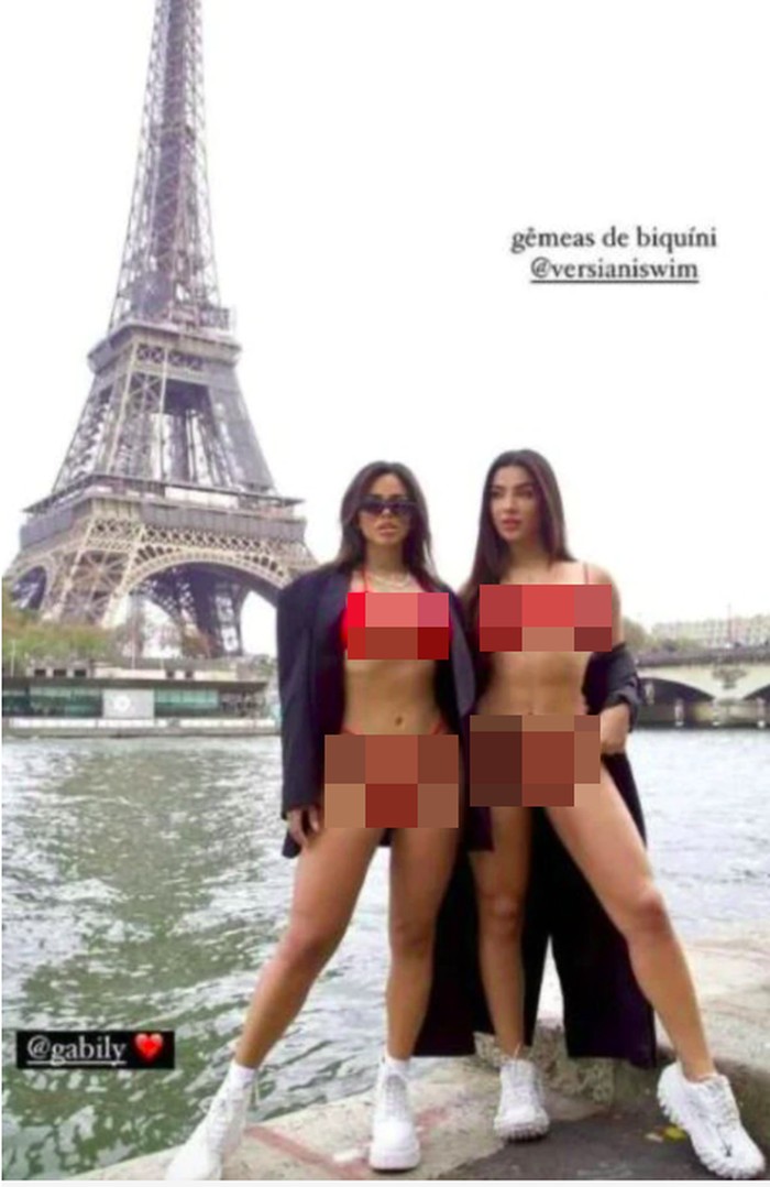 Turis berfoto dengan bikini di Menara Eiffel
