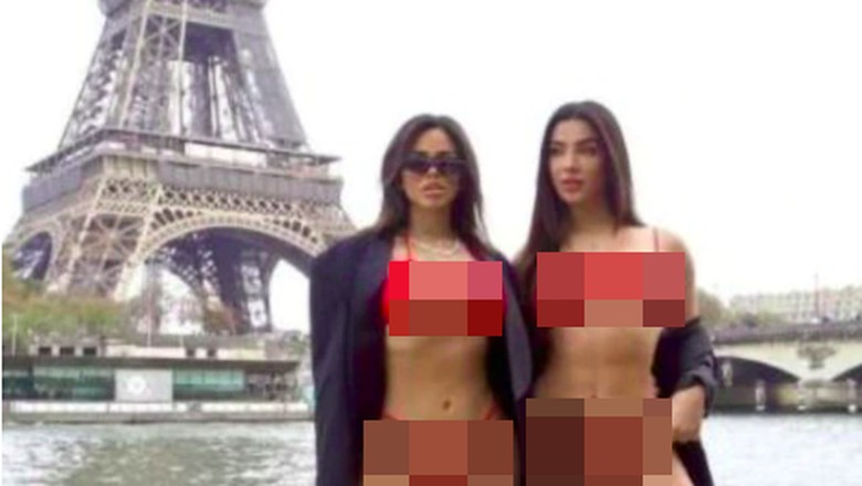 Turis berfoto dengan bikini di Menara Eiffel