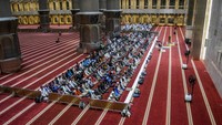 Ibadah tersebut dilakukan bertepatan dengan fenomena puncak gerhana bulan total terakhir di tahun 2022 yang berlangsung pukul 17.59 WIB sesuai sunah ajaran Nabi Muhammad SAW. ANTARA FOTO/Sulthony Hasanuddin.