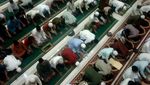 Umat Islam di Berbagai Kota Gelar Salat Gerhana Bulan