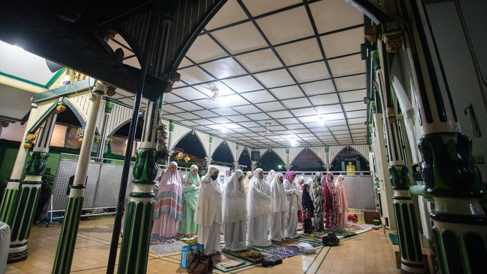 Umat Islam Sholat di Masjid Agung Kecamatan Kota Saat Gerhana Bulan Total