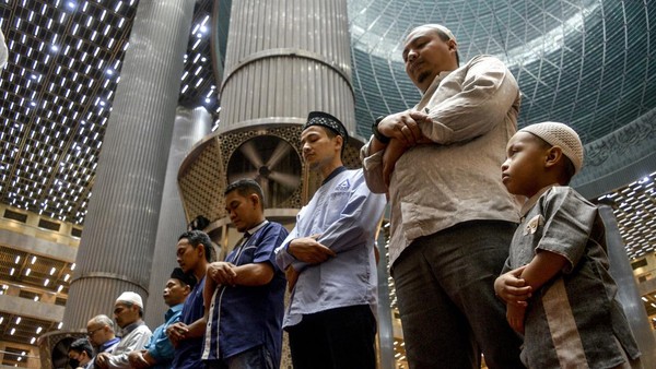 Umat Islam di Berbagai Kota Gelar Salat Gerhana Bulan