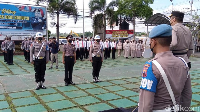 Upacara PTDH Aipda AL di Mapolres Purworejo, Selasa (8/11/2022) Upacara PTDH Aipda AL di Mapolres Purworejo, Selasa (8/11/2022). Aipda AL resmi dipecat karena terbukti berselingkuh dengan istri anggota TNI.