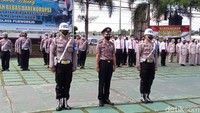 Aipda Aziz diapit dua anggota Propam Polres Purworejo dalam upacara PTDH-nya di Mapolres Purworejo, Selasa (8/11/2022). Foto: Rinto Heksantoro/detikJateng
