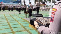 Sebuah baju batik disiapkan untuk proses pelucutan seragam dinas Aziz dalam upacara PTDH-nya di Mapolres Purworejo, Selasa (8/11/2022). Foto: Rinto Heksantoro/detikJateng