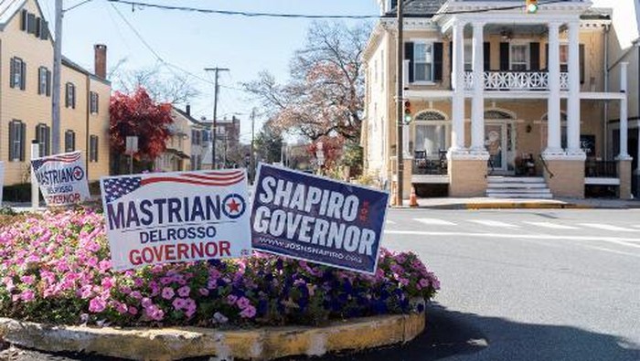 Campaign signs for competing Pennsylvania gubernatorial candidates Doug Mastriano and Josh Shapiro sit in Mannheim, Pennsylvania on November 7, 2022 on the eve of the US midterm elections. (Photo by Branden EASTWOOD / AFP)