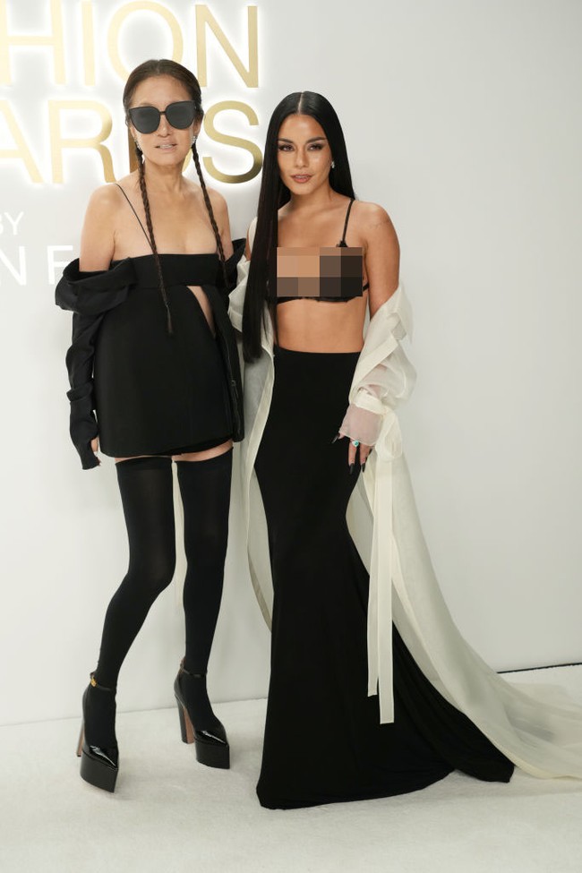 Vera Wang tampak berpose dengan Vanessa Hudgens. Tidak tampak perbedaan usia yang terlalu jauh, padahal desainer dan aktris ini terpaut 39 tahun. Foto: Getty Images