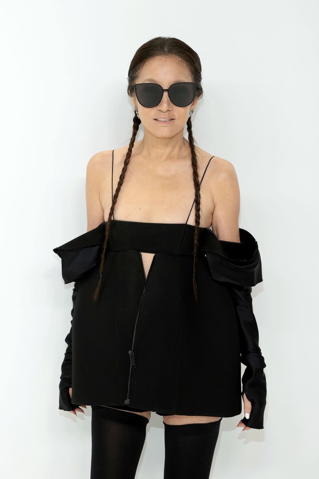 Wanita 73 tahun ini tampil serba hitam dengan padu-padan crop top, jaket serta legging dan high heels. Foto: Getty Images