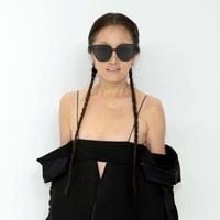 Wanita 73 tahun ini tampil serba hitam dengan padu-padan crop top, jaket serta legging dan high heels. Foto: Getty Images