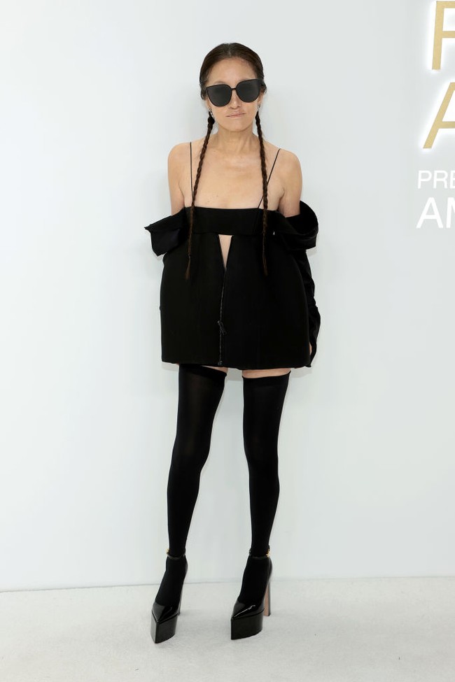 Vera Wang jadi salah satu tamu yang hadir dalam CFDA Awards 2022 yang digelar di Cipriani South Street, New York, Senin (7/11/2022) malam. Gayanya di red carpet mencuri perhatian. Foto: Getty Images