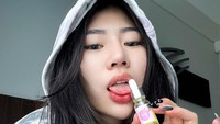Vey Ruby Jane lalu diminta untuk stop oleh Surya Insomnia agar tak kebablasan. (Foto: dok Instagram)
