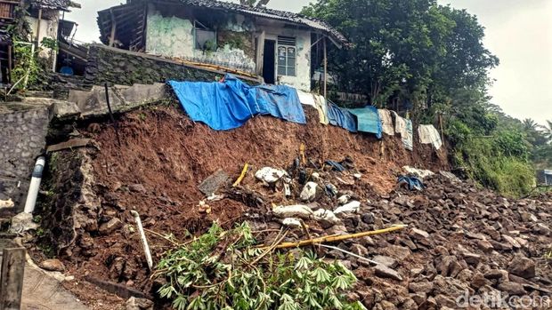 Viral Video Tembok Penahan Tanah Ambrol di Sukabumi