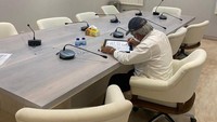 Menteri Pekerjaan Umum dan Perumahan Rakyat (PUPR) Basuki Hadimuljono sedang menuliskan pesan buat WIKA.Foto: Dok. PT Wijaya Karya (Persero) Tbk
