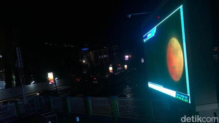 Warga bisa menyaksikan gerhana bulan total di Jayapura, melalui videotron.