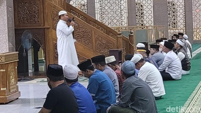 Warga Kabupaten Bone menggelar salat gerhana.