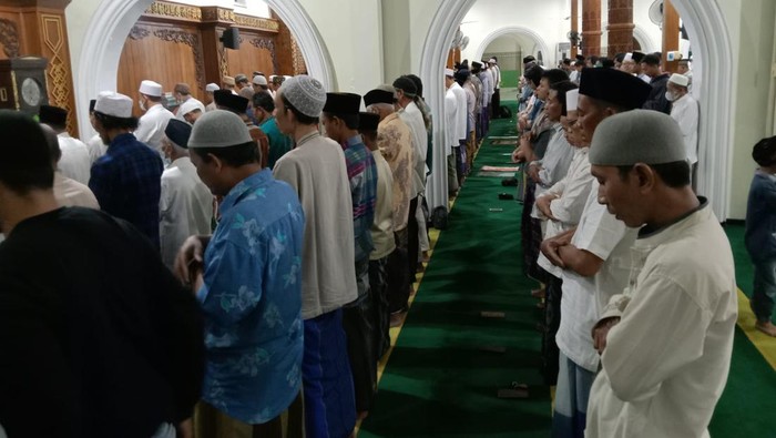 warga lamongan salat gerhana bulan total