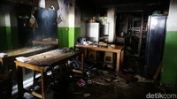 Puing-puing yang menghitam masih terlihat di lokasi kejadian. 