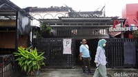 Selain warteg, kebakaran juga melanda rumah warga. Api membakar lantai 2 rumah tersebut.