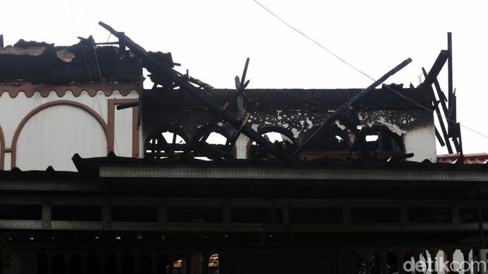 Kerabat pemilik warteg melihat kondisi dapur yang terbakar di Tebet Barat Dalam Raya No 11, Jakarta Selatan, Selasa (8/11/2022). Sebuah warteg dan lantai 2 rumah warga terbakar pukul 05.30. Sebanyak 8 uni pemadam kebakaran dikerahkan untuk memadamkan api.