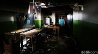 Kerabat pemilik warteg melihat kondisi dapur yang terbakar di Tebet Barat Dalam Raya No 11, Jakarta Selatan.