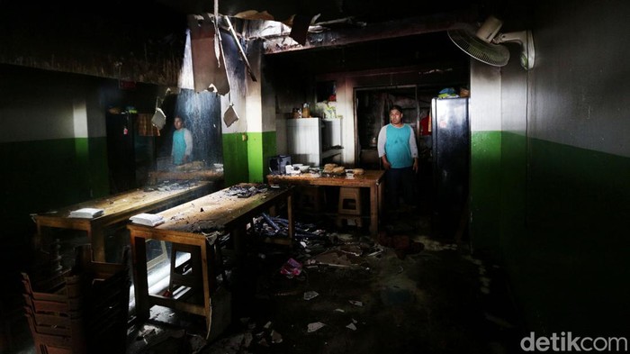 Kerabat pemilik warteg melihat kondisi dapur yang terbakar di Tebet Barat Dalam Raya No 11, Jakarta Selatan, Selasa (8/11/2022). Sebuah warteg dan lantai 2 rumah warga terbakar pukul 05.30. Sebanyak 8 uni pemadam kebakaran dikerahkan untuk memadamkan api.