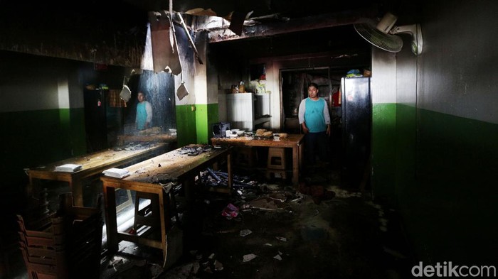 Warteg di Tebet Terbakar Kerabat pemilik warteg melihat kondisi dapur yang terbakar di Tebet Barat Dalam Raya No 11, Jakarta Selatan, Selasa (8/11/2022). Sebuah warteg dan lantai 2 rumah warga terbakar pukul 05.30. Sebanyak 8 uni pemadam kebakaran dikerahkan untuk memadamkan api.