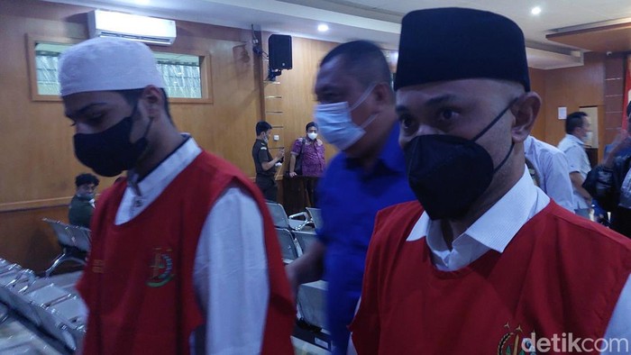 WNA Afghanistan Mahmud Barahui (kiri) berpeci putih saat menjalani persidangan di PN Bandung belum lama ini.