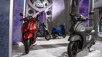 Grand Filano Hybrid baru dibekali sejumlah fitur canggih, misalnya panel instrumen LCD yang bisa dikoneksikan ke ponsel melalui Y-Connect, soket pengisian daya ponsel, start stop system (SSS), serta ABS dan smart keyless untuk varian tertinggi. Foto: Yamaha Thailand.