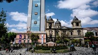 Yang ke-2 ada Bolivia, negara yang terkurung daratan, terletak di bagian barat Amerika Selatan. Populasinya saat ini adalah 11,05 juta orang dengan biaya hidup sekitar US$ 431 per bulan. (Pedro Ugarte/Getty Images)