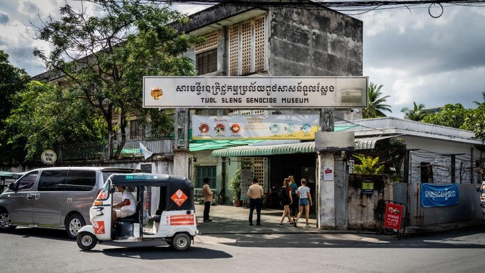 Pada urutaan ke-10, daftar negara termurah untuk tinggal di seluruh dunia yaitu Kamboja. Ibu kota Kamboja adalah Phnom Penh dan jumlah penduduknya sekitar enam belas juta orang. Secara keseluruhan, biaya hidup di Kamboja sangat murah, dengan biaya sekitar US$ 812 per bulan.
