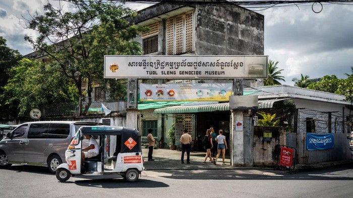 10 Negara dengan Biaya Hidup Terendah Pada urutaan ke-10, daftar negara termurah untuk tinggal di seluruh dunia yaitu Kamboja. Ibu kota Kamboja adalah Phnom Penh dan jumlah penduduknya sekitar enam belas juta orang. Secara keseluruhan, biaya hidup di Kamboja sangat murah, dengan biaya sekitar US$ 812 per bulan.