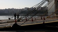 Kapal feri dan kapal-kapal lain di pelabuhan ini tidak beroperasi sama sekali. Foto: Anadolu Agency via Getty Images/Anadolu Agency