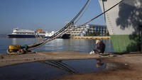 Para buruh di pelabuhan Piraeus ini melakukan aksi mogok massal selama 24 jam. Foto: Anadolu Agency via Getty Images/Anadolu Agency