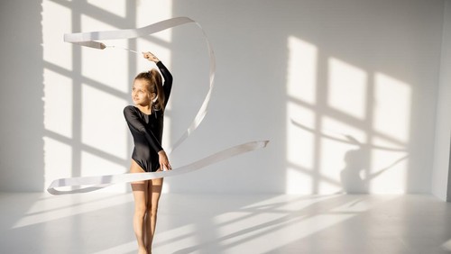 4 Contoh Gerakan Senam Irama Menggunakan Alat untuk Anak